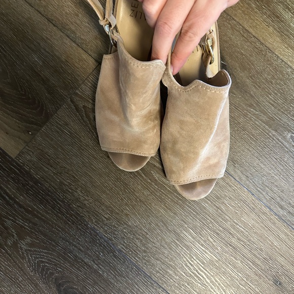 Neutral heels - Picture 2 of 7